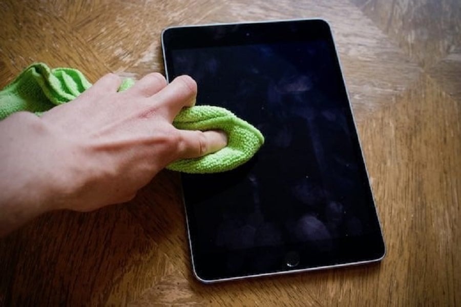 Thoroughly Clean and Dry Your Screen
